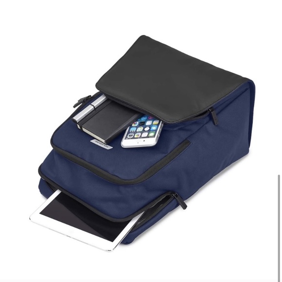 MOLESKINE CITY TRAVEL BACKPACK. MEDIUM SIZE - Picture 2 of 6